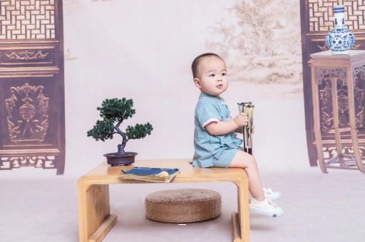 林州宝宝边吃奶边挣扎烦躁